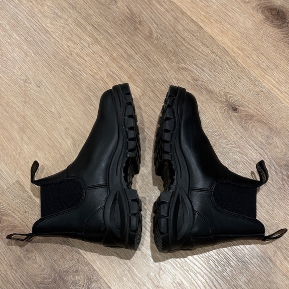Blundstone Women’s Lug #2240 Black Leather Chelsea Boots - Picture 4 of 9